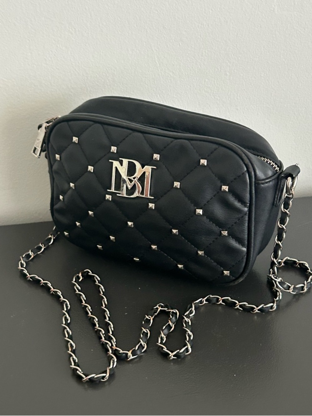 B. Makowsky Black Leather Crossbody Shoulder Bag Silver Hardware chain Strap - Picture 4 of 13
